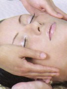 Masaje facial para una piel firme y suave