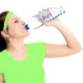 �Se recomienda tomar agua mientras haces ejercicio?