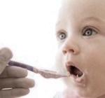 ¿A qué edad le puedo empezar a dar alimentos sólidos a mi bebé?