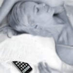 ¿Qué pasa si duermo con el celular debajo de la almohada?
