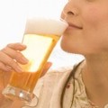 ¿A qué se debe que el alcohol afecta más a la mujer que al hombre?